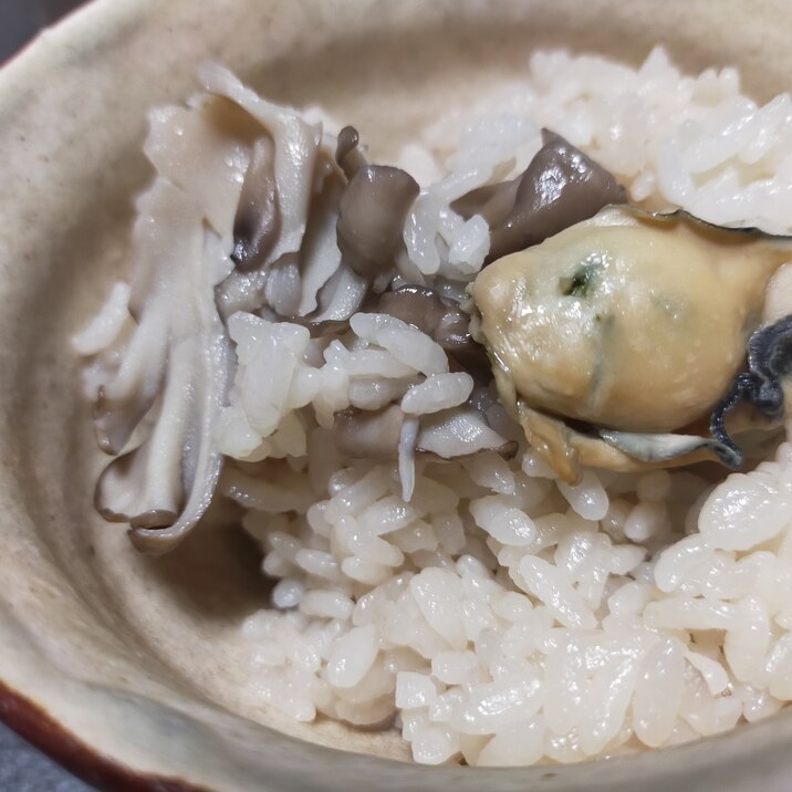 牡蠣と舞茸のほんのりバター風味の炊き込みご飯